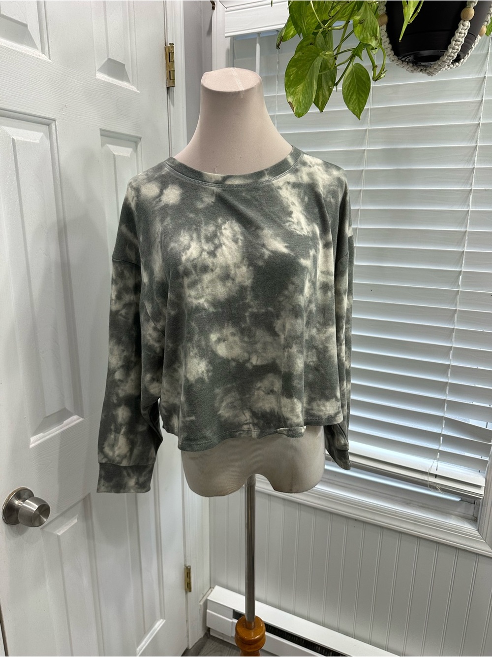 Dress Forum Olive & White Tie-Dye Cropped Sweatshirt